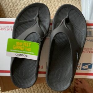 40 Oofos Black
